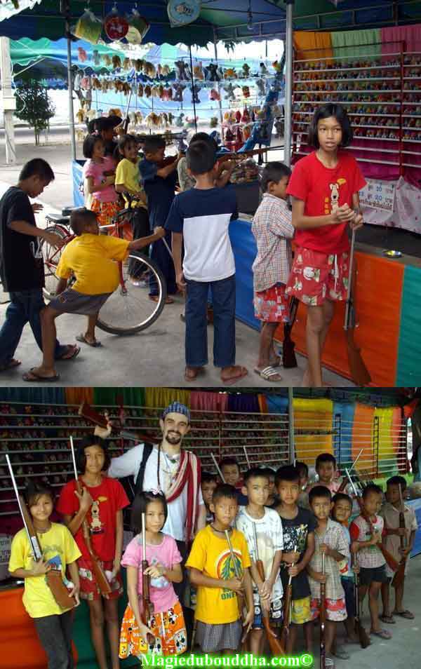 Stand de tir dans une kermesse en thailande.
