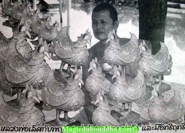 Vénérable moine thai avec des statues bénies.