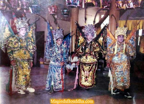 Danse sacrée dans un temple chinois.