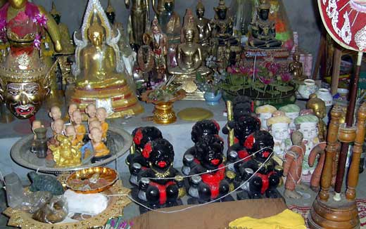 Amulettes et statues bénies par le vénérable Luang phor chang.