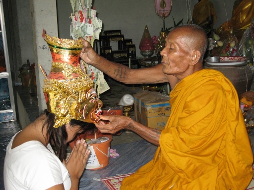 Moine thai donne sa bénédiction.
