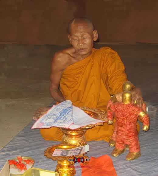 Le vénérable luang phor chang bénit un hoon payon.