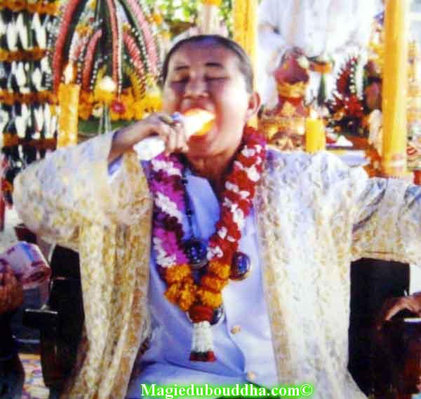 mangeuse de feu thailande