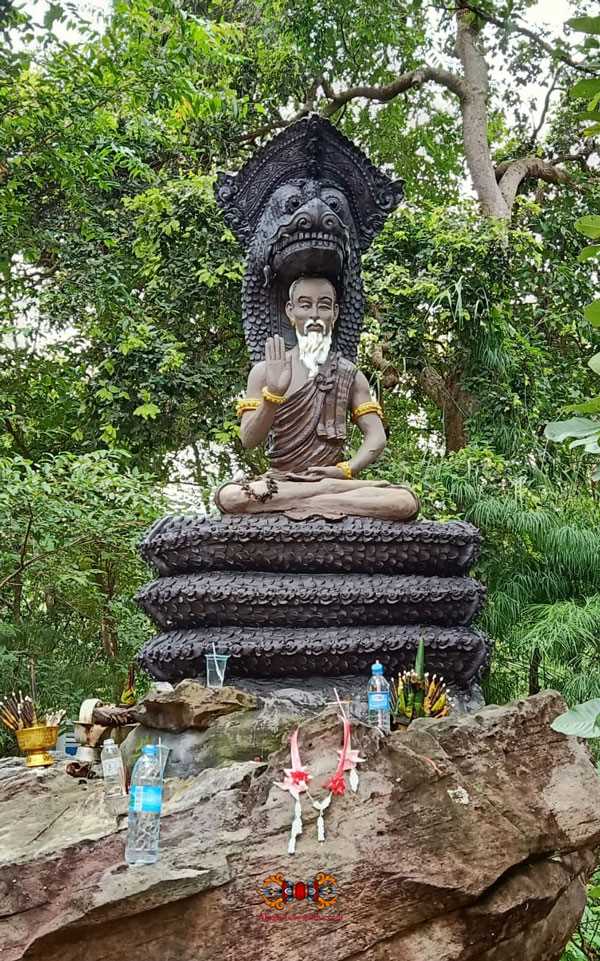 Lersi ermit under a nagas.