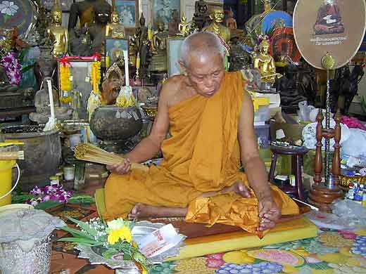 Le Vénérable luang phor charmlong.