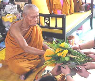 Offrande de fleurs à LP Charmlong.