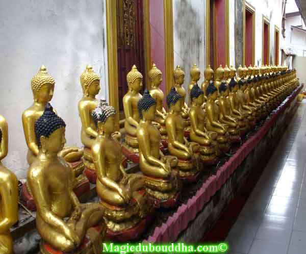 Bouddha de temple thai.