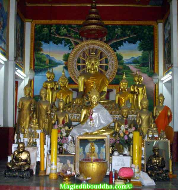 Intérieur de temple thai.