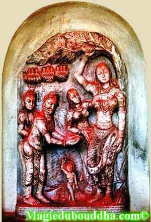 La stèle de lumbini : naissance du Bouddha.