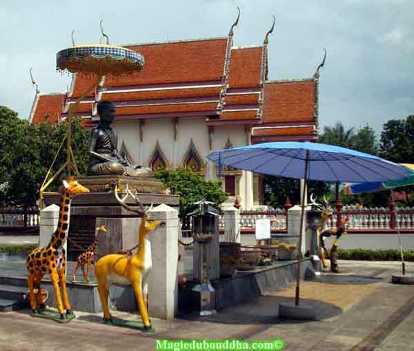 La statue de luang phor Tob au Wat Phra Puthabat.