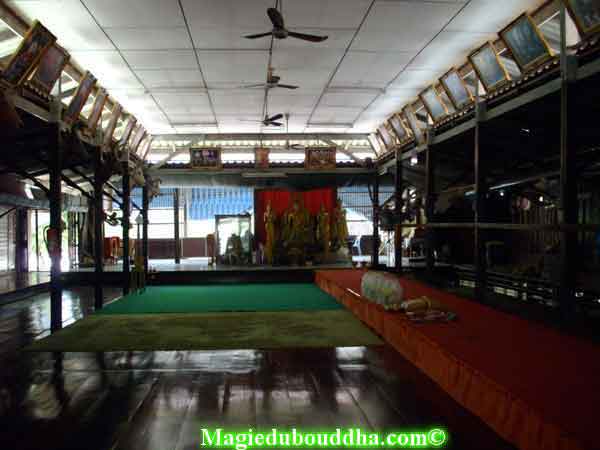 hall de méditation temple thai