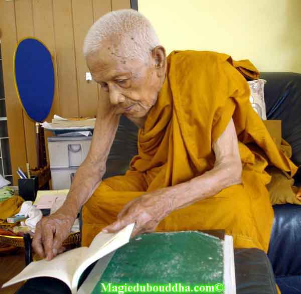 moine thai ensengnant le dharma.
