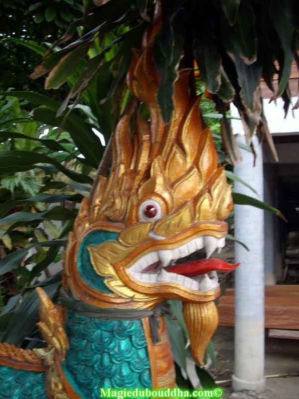 statue de nagas temple thailande