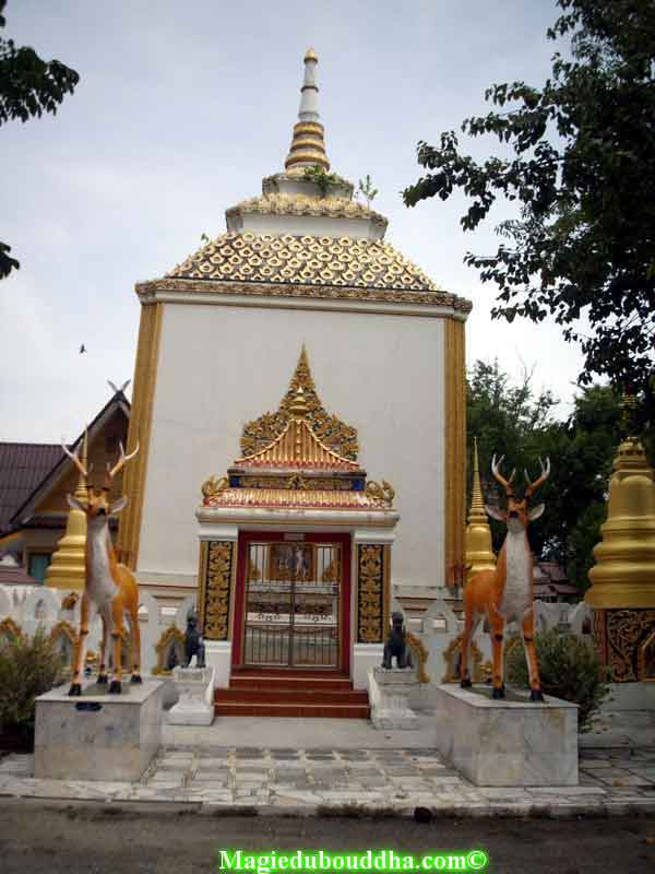 Stupa cubique en thailande.