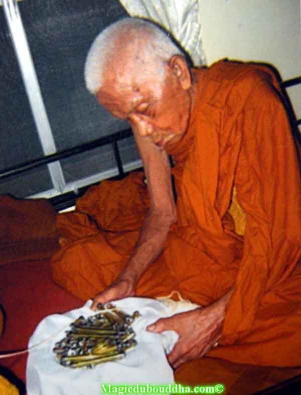 Vénérable moine thai avec des amulettes.