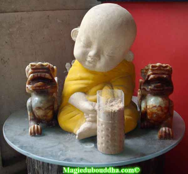 Bouddha et pixiu dans un temple thai.