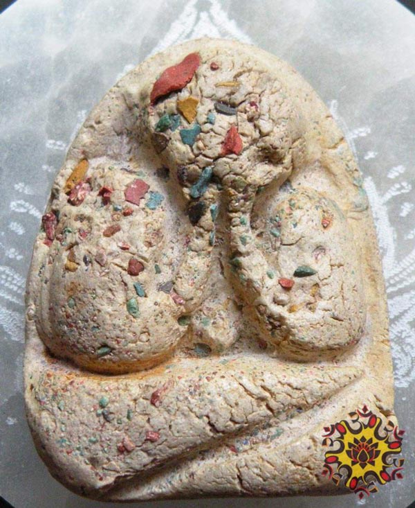 Tablette votive du bouddha phra pidta de luang phor niyom.