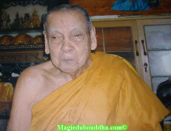 Le vénérable luang phor niyom.