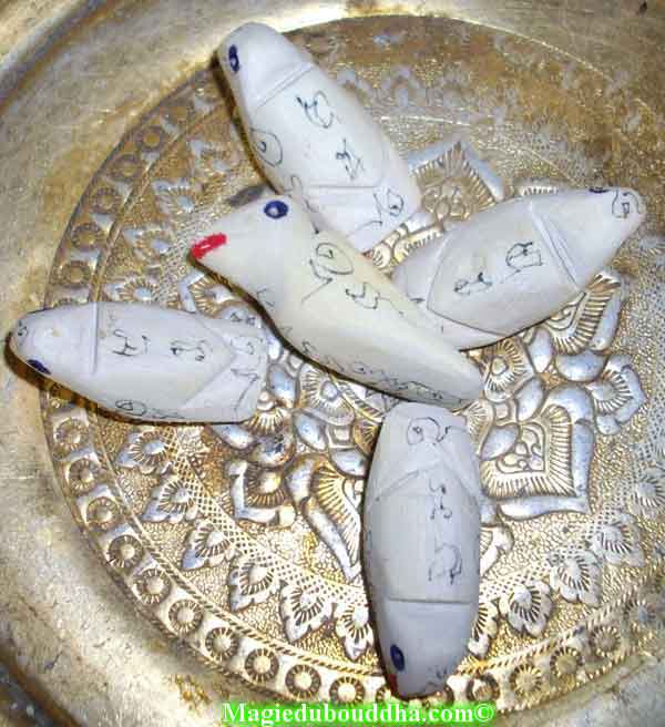 Amulettes thai salika.