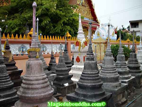 Cimetière dans un temple thai.