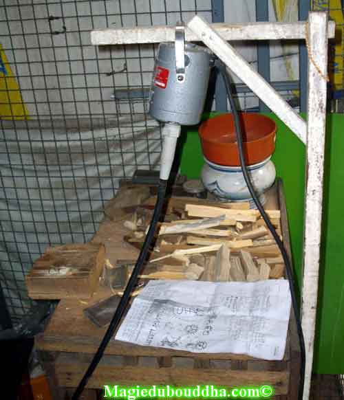 La fabrication des amulettes thai.