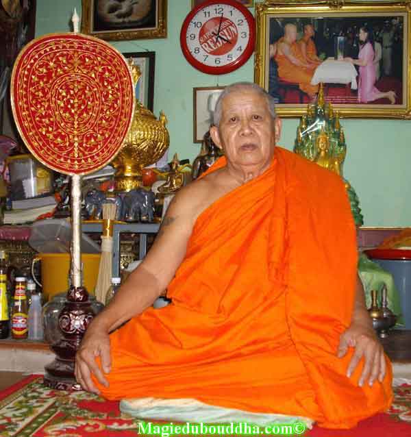 Le vénérable luang phor peth.