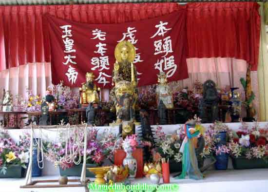 Autel chinois du wat klang bang phra.