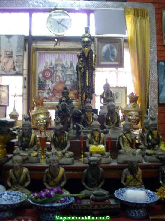 Autel des lersi au wat klang bang phra.