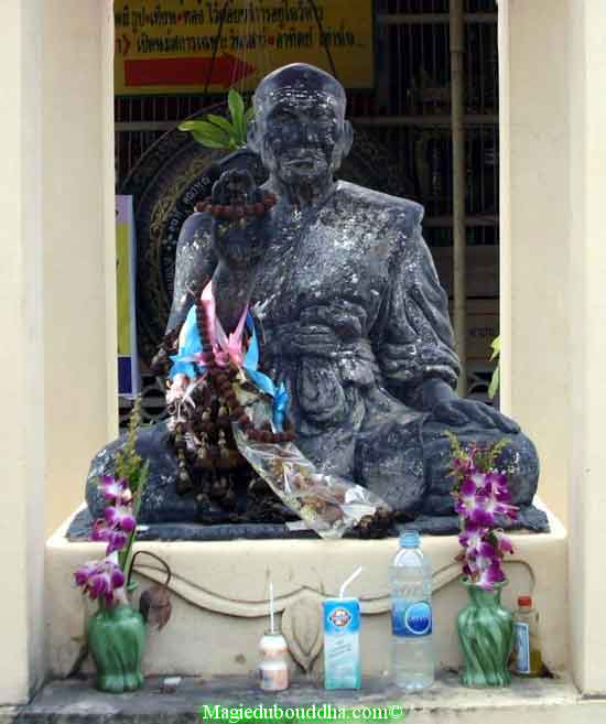 Statue de luang phor puth.