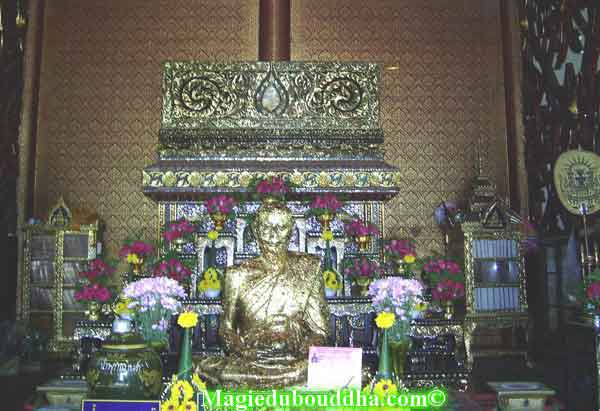 Le cercueil du très vénérable luang phor ngern.