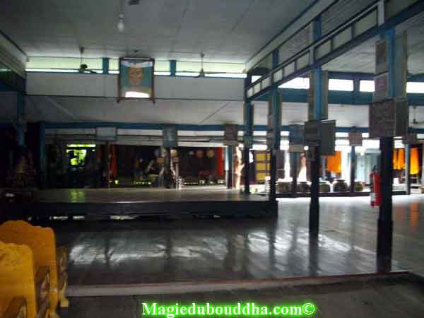 Salle de méditation de temple thai.