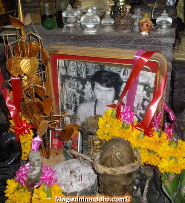 Autel du Vénérable Luang Phor Somchai.