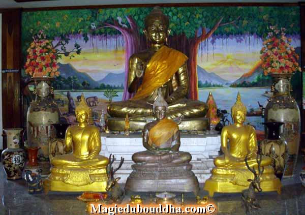 Bouddha dans un temple en thailande.