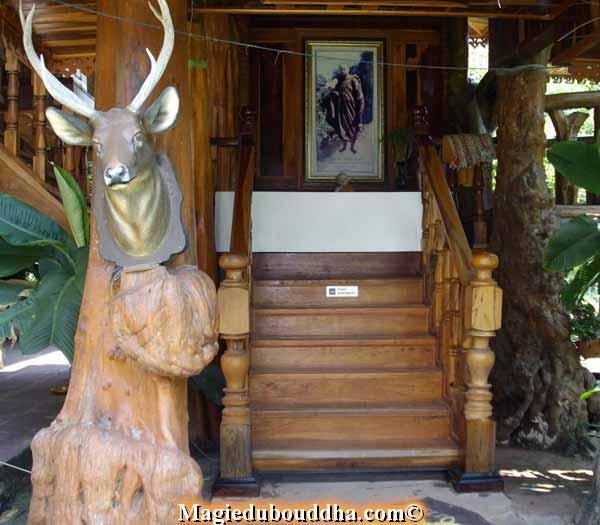 Escalier de maison traditionnelle en thailande.