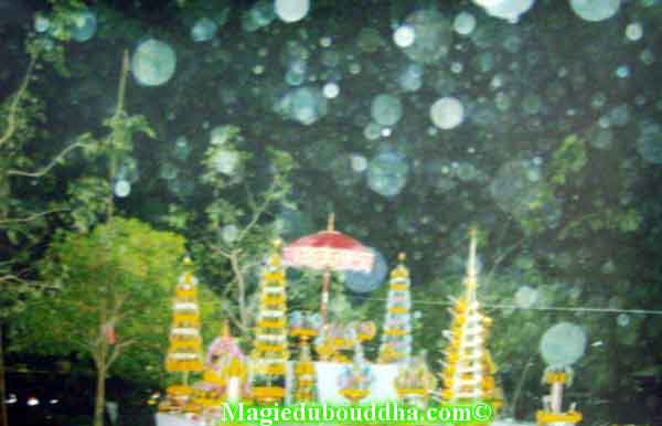 orbes lumineuses et offrandes de temple thai
