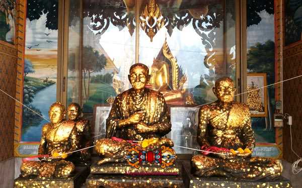 Statues de vénérables dans un temple thai.