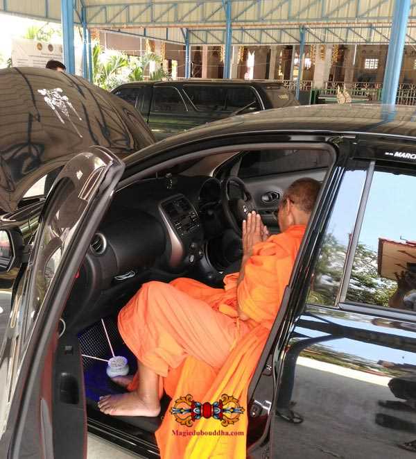 Bénédiction de voiture par un moine thai