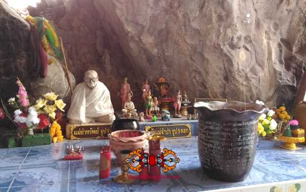 Autel bouddhiste dans une grotte de thailande.