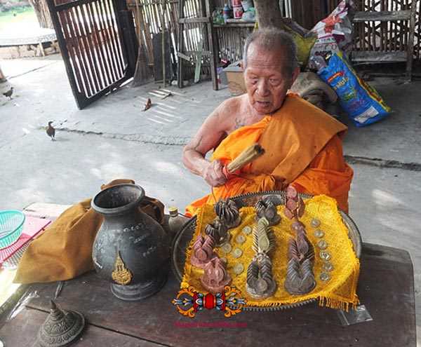 Venerable luang phor thonpoon benit amulettes