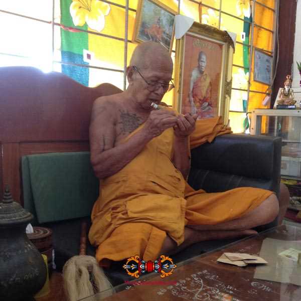gravure amulette thai par luang phor thongpoon.
