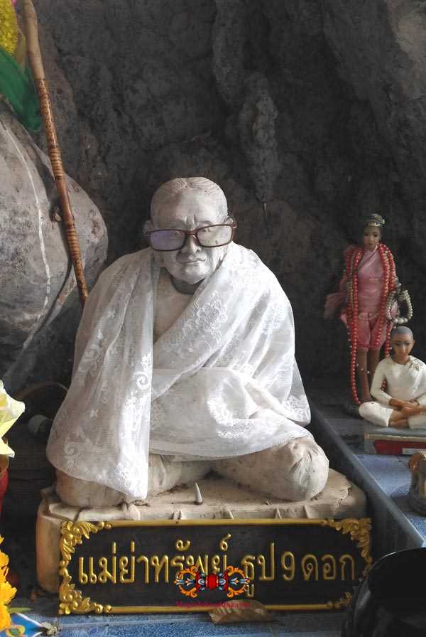 statue thai maeshee