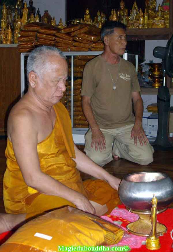 vénérable moine thai aveugle