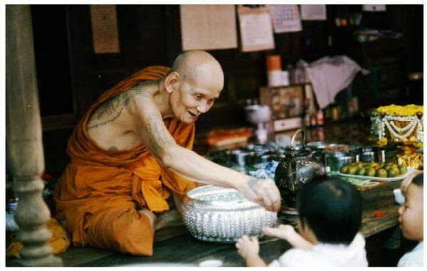 luang phor dooh distribue des amulettes