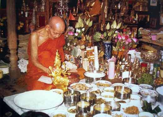 Repas d'un vénérable moine thai.