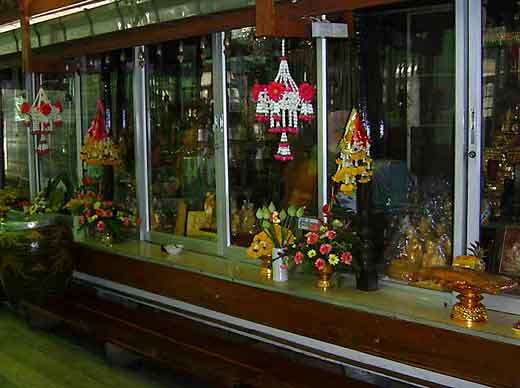 La statue de cire de luang phor dooh.