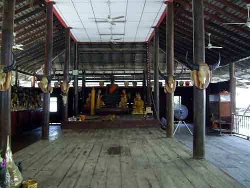 Salle de méditation d'un ancien temple thai.