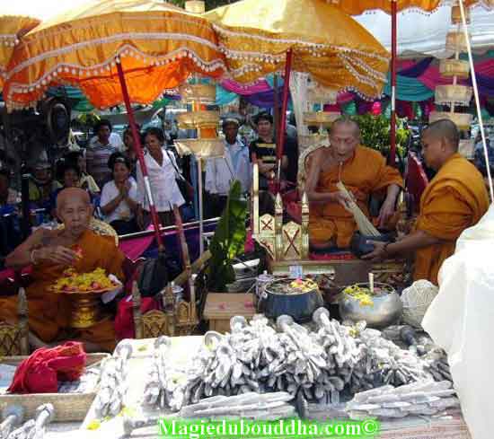 Bénédiction d'amulettes Thai par Luang Phor Kallong.