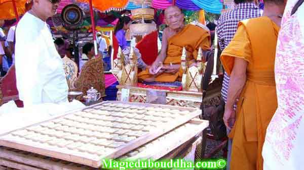Bénédiction d'amulettes Thai de charme.