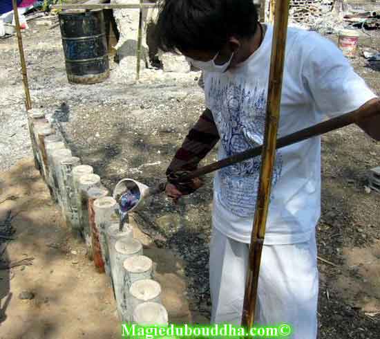 Coulage d'amulettes du Bouddha.