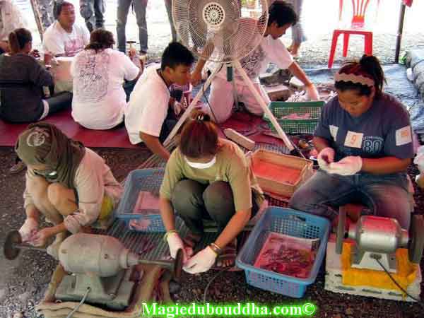 Polissage d'amulettes Thai.